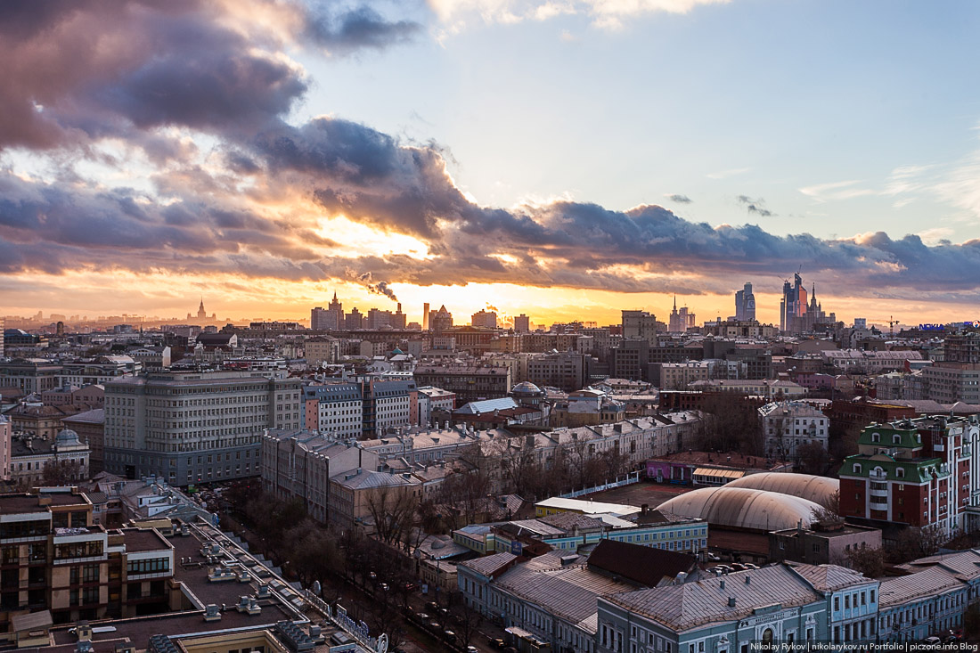 Вечерняя Москва с крыши комплекса «Легенда цветного»
