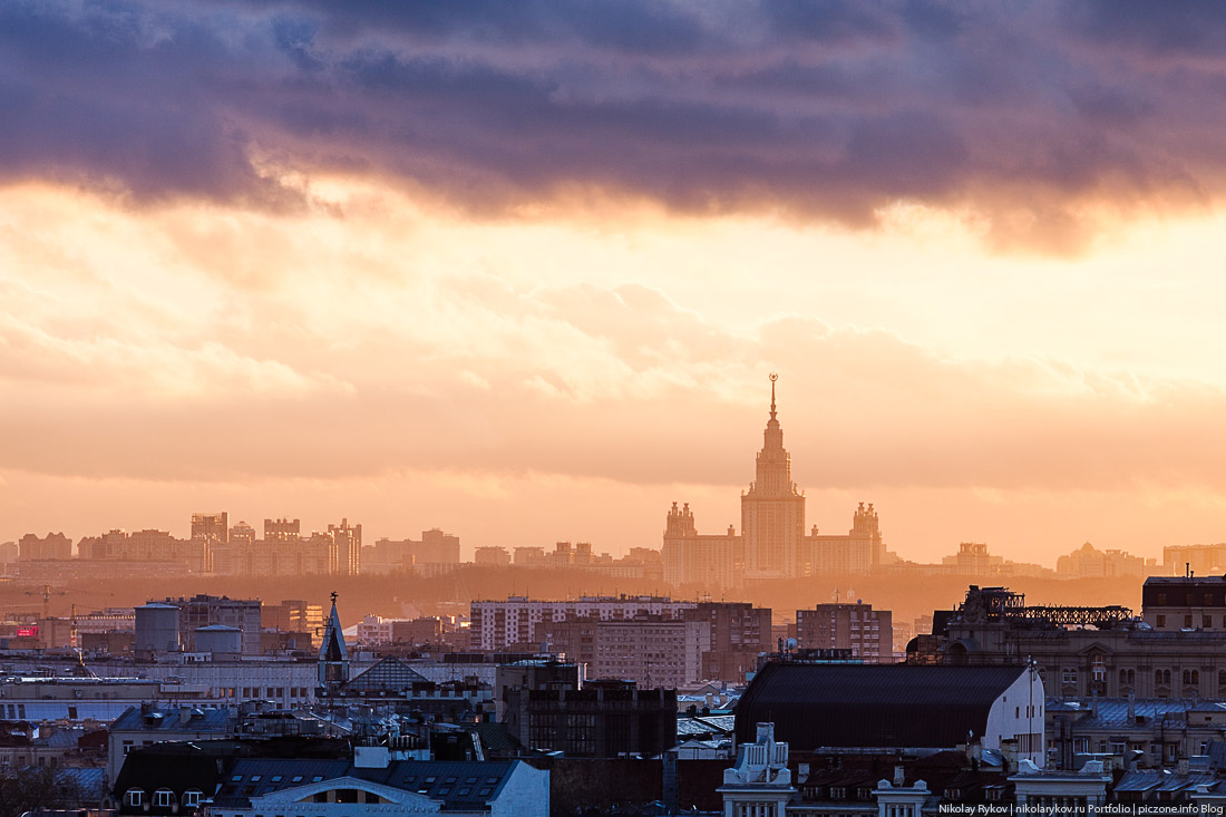Вечерняя Москва с крыши комплекса «Легенда цветного»