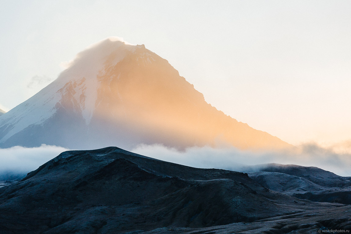 Лавовый поток вулкана Толбачик, гора Камень и Ключевская сопка