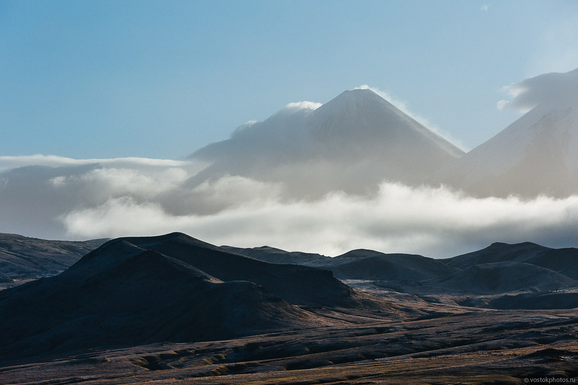Лавовый поток вулкана Толбачик, гора Камень и Ключевская сопка
